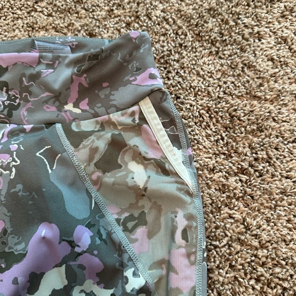 Gymshark Women’s Size Small patterned leggings, (see waist measurements) - Picture 6 of 11